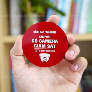 Thẻ mica biển báo có camera giám sát gắn khu vực có lắp đặt camera mica khắc laser tròn 7cm
